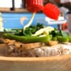 bánh gạo lứt kèm giò gà và măng tây
