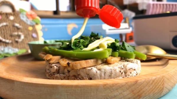 bánh gạo lứt kèm giò gà và măng tây