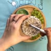 bánh gạo lứt kèm nho xanh mật ong