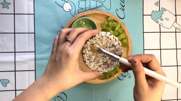 bánh gạo lứt kèm nho xanh mật ong